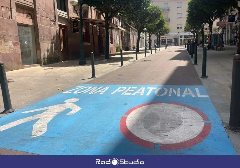 Acceso a una zona peatonal de Torrelavega en la calle Santander | Foto: Radio Studio