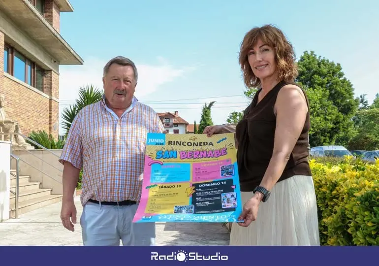 La alcaldesa, Rosa D&iacute;az, y el concejal de Festejos, Fernando Sa&ntilde;udo, con el cartel anunciador de las fiestas | Foto: Ayuntamiento de Polanco