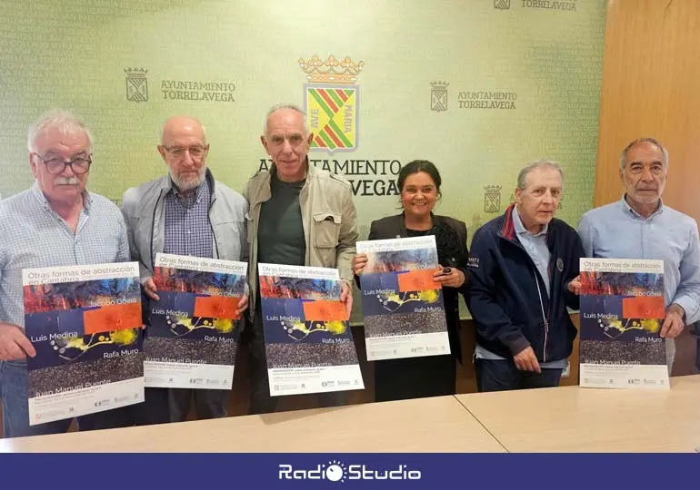 Esther V&eacute;lez junto a los protagonistas de la muestra | Foto: Ayuntamiento