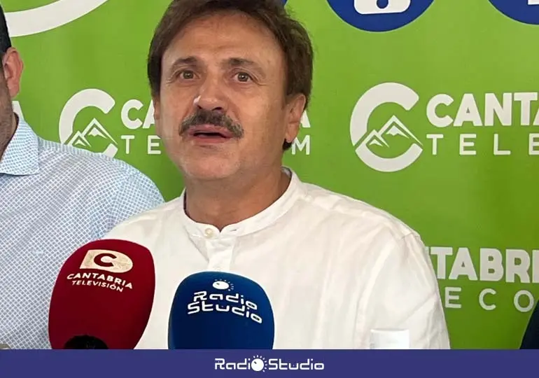 Jos&eacute; Mota ante los micr&oacute;fonos de Radio Studio