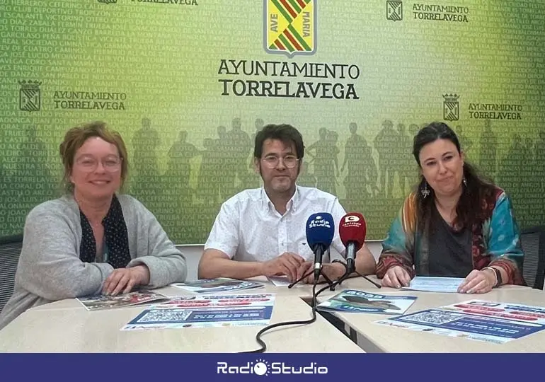 El concejal de Bienestar Social de Torrelavega, Alberto Rubio, acompa&ntilde;ado por la directora de Fundaci&oacute;n Amig&oacute; en Cantabria, Blanca D&iacute;ez, y la directora del Hogar de Protecci&oacute;n (Casa de los Muchachos), Lara S&aacute;nchez | Foto: Radio Studio