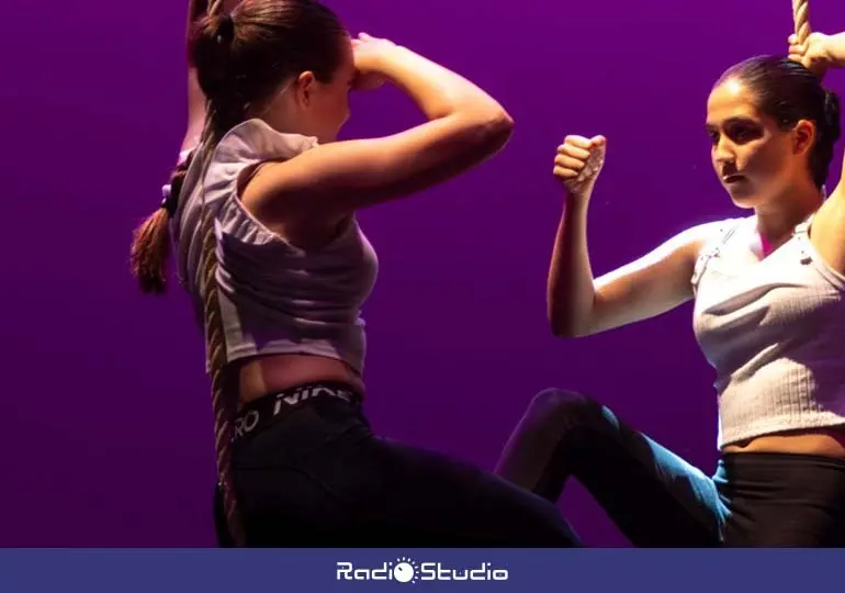 Una actuaci&oacute;n de la Escuela Municipal de Circo y Teatro F&iacute;sico de Torrelavega | Foto: Escuela