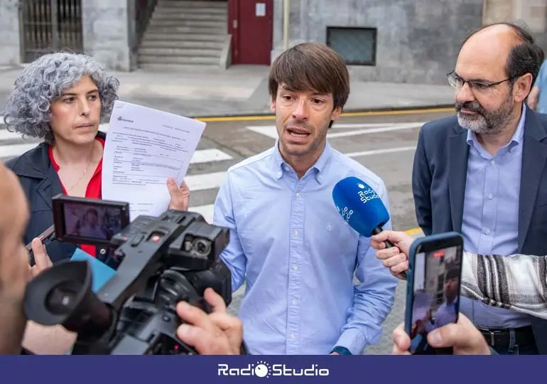 Borja Sainz atiende a los medios de comunicaci&oacute;n con el burofax enviado al Gobierno regional | Foto: PSOE