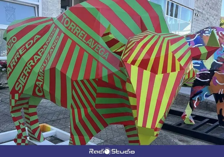 El bisonte pintado por G&oacute;mez Bueno, un homenaje a su Torrelavega | Foto: Radio Studio