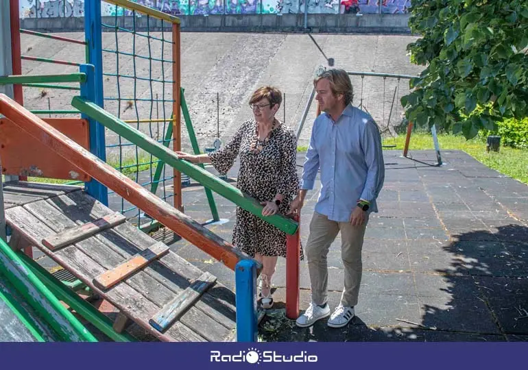 Pablo Diestro y la concejala de Obras, Margarita Mart&iacute;nez, visitan un parque infantil | Foto: Ayuntamiento