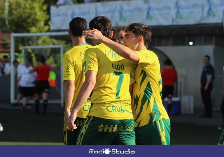 Celebraci&oacute;n del tanto de Rub&eacute;n Gago que da ventaja al conjunto taniego | Foto: CD Tropez&oacute;n