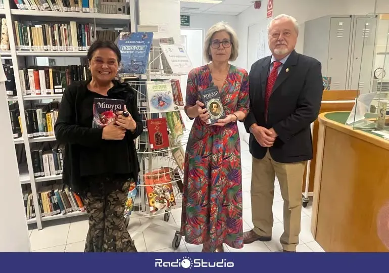 La presentaci&oacute;n de estos nuevos fondos ha contado con la participaci&oacute;n de la concejal de Cultura, Esther V&eacute;lez; el c&oacute;nsul honorario de Ucrania en Cantabria, Arturo Gonz&aacute;lez; y la jefe de servicio de la Biblioteca Municipal, Marta Huelga | Foto: Radio Studio