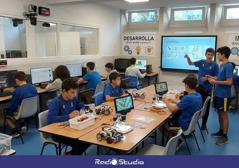 Varios alumnos en el aula de inform&aacute;tica de El Salvador | Foto: Cooperativa El Salvador