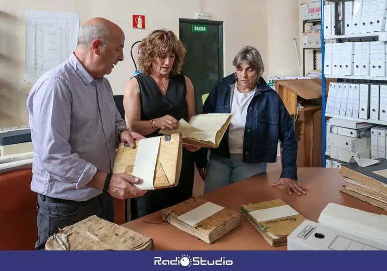 La alcaldesa, Rosa D&iacute;az, y la concejal de Cultura, Alicia Mart&iacute;nez Bustillo, atienden las indicaciones del restaurador &Aacute;ngel G&oacute;mez S&aacute;nchez | Foto: Ayuntamiento