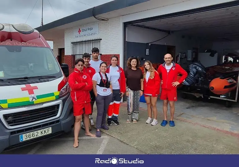 La concejala de Playas y Medio Ambiente, Ana Santiago, junto a responsables de salvamento y socorrismo de Cruz Roja en la base de Suances | Foto: Ayuntamiento