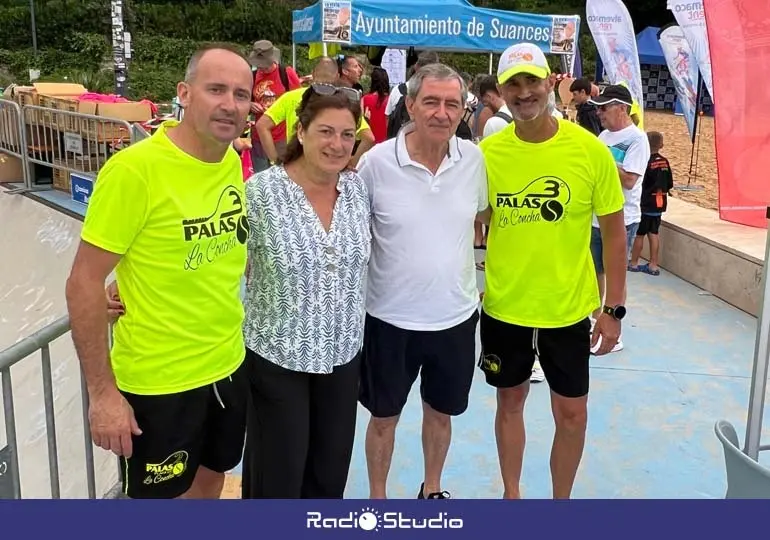 El alcalde de Suances, Andr&eacute;s Ruiz Moya, y la concejal de Playas, Ana Santiago, con los organizadores Alejandro Campo y Kaki Lamsfus.