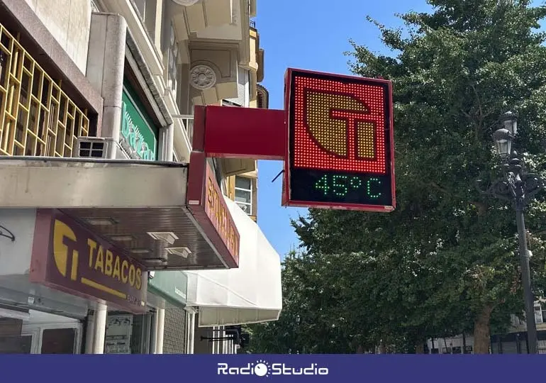 Un term&oacute;metro al sol marca 45 grados en Cantabria | Foto: Agencia