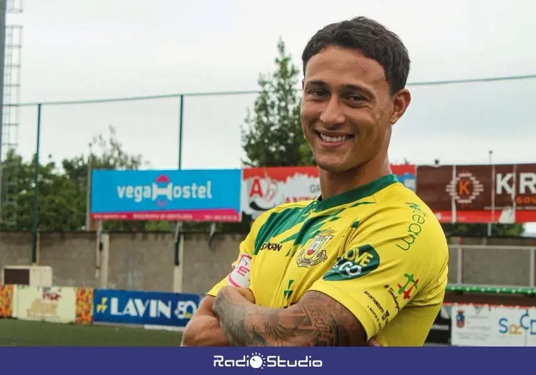 Adri&aacute;n Nava posa como nuevo jugador taniego | Foto: CD Tropez&oacute;n