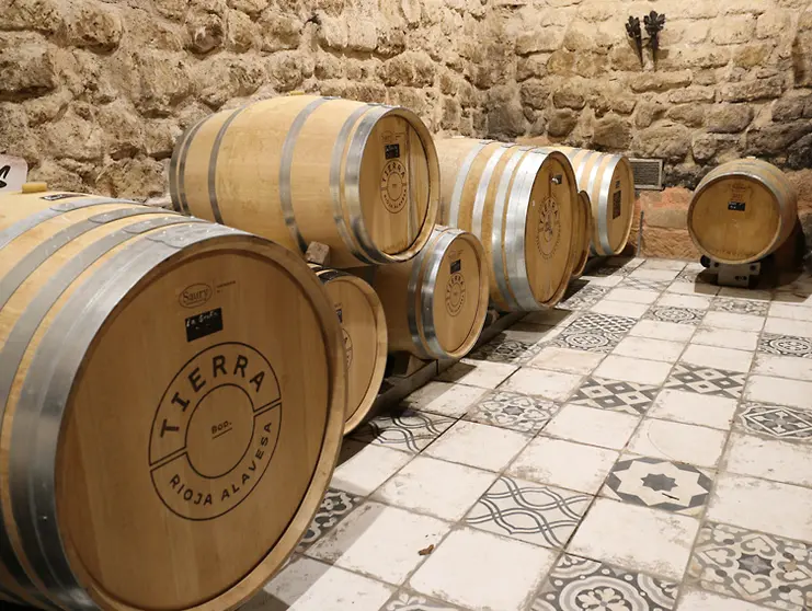 Sala de barricas de Bodegas Tierra