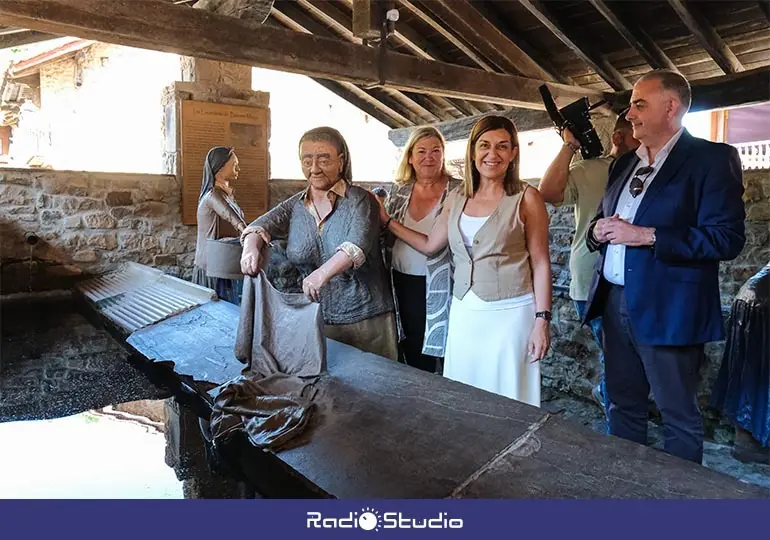 Autoridades visitando el monumento a las lavanderas.