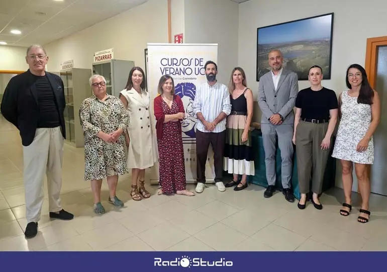 Foto de familia de la inauguraci&oacute;n de los Cursos de Verano de la UC en Torrelavega | Foto: UC