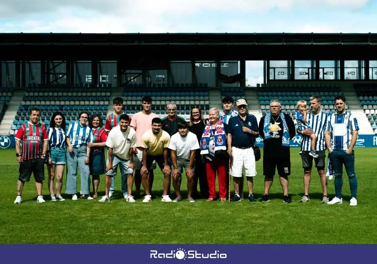 Imagen de varios aficionados y jugadores en la presentaci&oacute;n de la campa&ntilde;a | Foto: RSGT