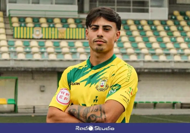 El extremo c&aacute;ntabro Cristian Canales posa con la camiseta verde y amarilla del Trope | Foto: CD Tropez&oacute;n