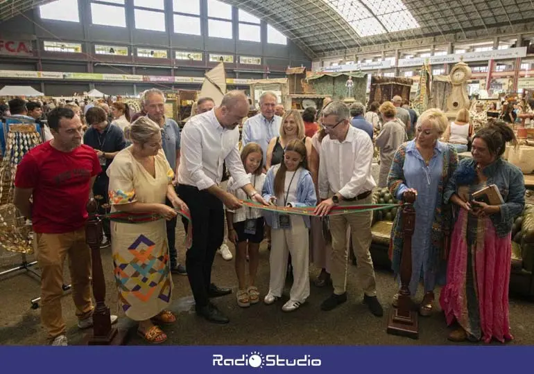 Imagen del Ayuntamiento de Torrelavega de la inauguraci&oacute;n de la feria Desembalaje de 2025