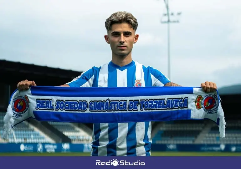 Pablo Lomas posa con la el&aacute;stica blanquiazul | Foto: RSGT