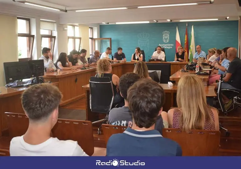 Reuni&oacute;n entre pe&ntilde;as y Ayuntamiento para preparar la programaci&oacute;n festiva | Foto: Ayuntamiento