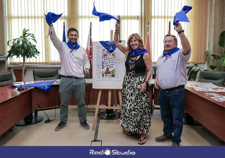 Presentaci&oacute;n del programa de fiestas de San Pedro Adv&iacute;ncula en Polanco, con  la alcaldesa de Polanco, Rosa D&iacute;az; el concejal de Festejos, Fernando Sa&ntilde;udo P&eacute;rez; y el director de  Solvay Qu&iacute;mica, Pablo Alonso