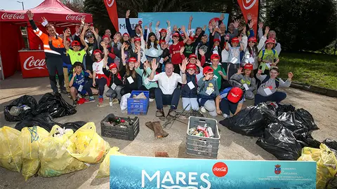 Foto de familia de los participantes en la jornada de limpieza Mares Circulares en la playa de Camarao, en Reoc&iacute;n.