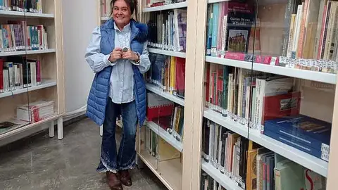 Esther V&eacute;lez, concejal de Cultura de Torrelavega, en el nuevo rinc&oacute;n de autores locales de la biblioteca Gabino Teira | Foto: Archivo