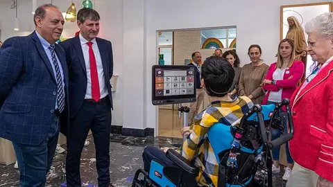La empresa Bondalti ha entregado un robot de voz al colegio Fernando Arce de Torrelavega, para su servicio de logopedia.