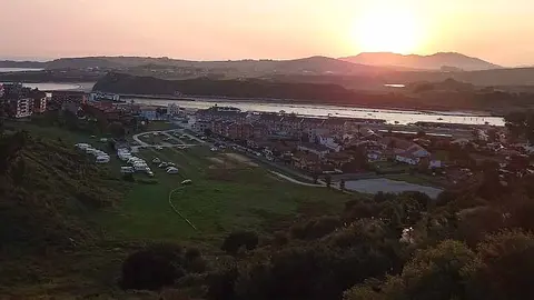 Aparcamiento de La B&aacute;rcena, en Suances.