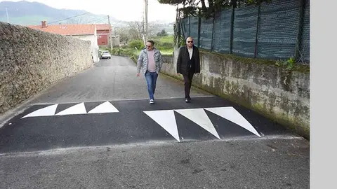 Los badenes reductores de la velocidad se han instalado en todas las pedan&iacute;as de Miengo.