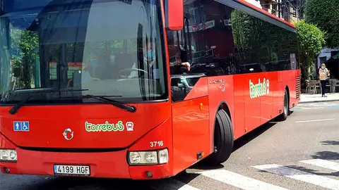 Uno de los veh&iacute;culos del Torreb&uacute;s por las calles de Torrelavega.