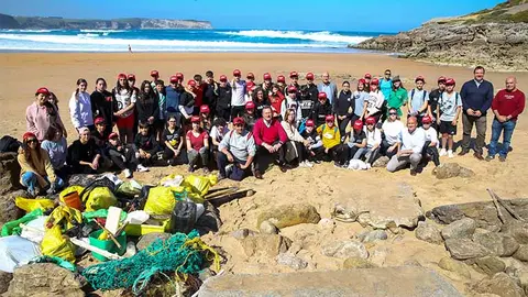 Participantes en la jornada de limpieza de 'basuraleza' hoy en la plaza de Los Locos, en Suances.