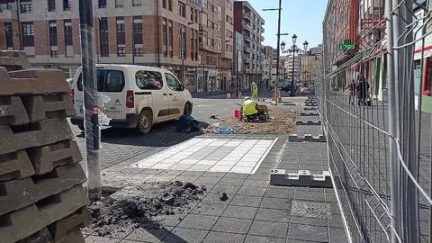 Muestra de los nuevos colores m&aacute;s suaves del pavimento para el tramo de la calle Juli&aacute;n Ceballos que se est&aacute; remodelando. 