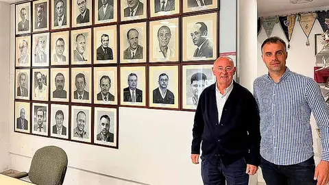 Alejandro Campo y Siro del Barrio en la renovada sala de trofeos de la Gimn&aacute;stica, en El Malec&oacute;n.