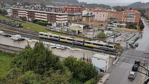 Vista general de las v&iacute;as de tren a su paso por Torrelavega.