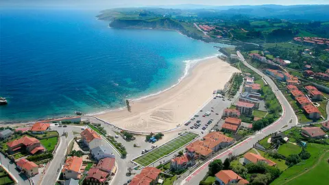 Vista a&eacute;rea de la playa de Comillas
