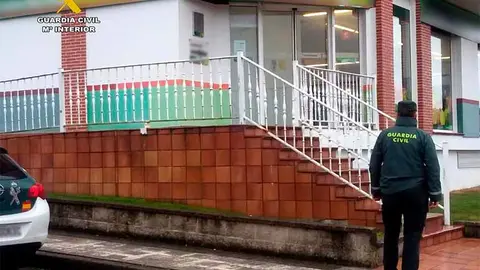 Operativo de vigilancia de la Guardia Civil en el supermercado.