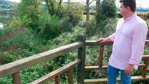 El candidato popular Miguel &Aacute;ngel Vargas en la zona de ribera del Saja-Besaya a su paso por Torrelavega.