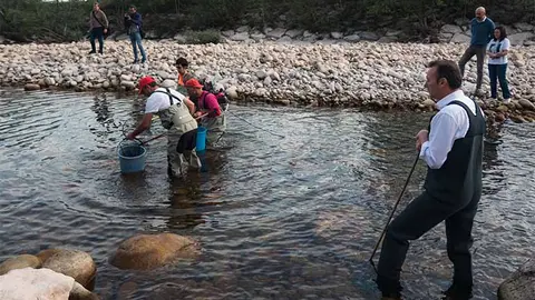 Labores de rescate y traslado de peces del R&iacute;o Pas con motivo del descenso del caudal por la sequ&iacute;a