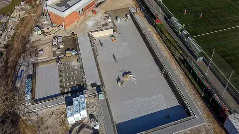 Vista a&eacute;rea del estado actual de las obras de las piscinas de verano de Torrelavega, en la zona deportiva de Tanos.