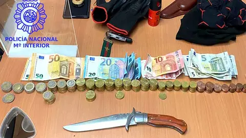 Bot&iacute;n y material incautado por los agentes en la detenci&oacute;n.