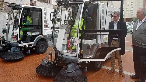 Las dos nuevas m&aacute;quinas barredoras, 100% el&eacute;ctricas, se destinar&aacute;n a la limpieza de la zona centro de Torrelavega.