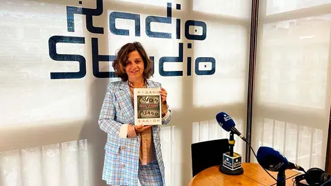 La autora posa en Radio Studio con su libro Pasión Anagrama Pisano