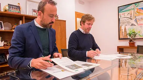El convenio para extender el Torreb&uacute;s hasta Puente San Miguel (Reoc&iacute;n) se ha firmado entre los dos ayuntamientos.