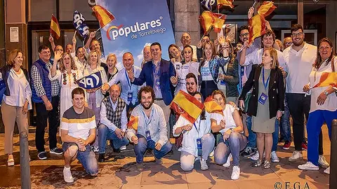 Los afiliados del PP de Torrelavega celebrando anoche el triunfo electoral.