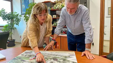 La alcaldesa, Rosa D&iacute;az, y el concejal de Obras, Avelino Rodr&iacute;guez Muriedas, ambos en funciones, revisan el proyecto de Prado Infante que est&aacute; siendo analizado por los servicios t&eacute;cnicos municipales