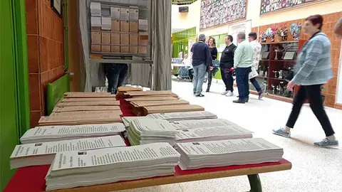 Imagen de la jornada electoral el pasado domingo en un colegio de Torrelavega.