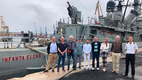 Visita de una representaci&oacute;n del Ayuntamiento de Suances al buque Infanta Elena, futuro museo de la Armada que recalar&aacute; en la villa.