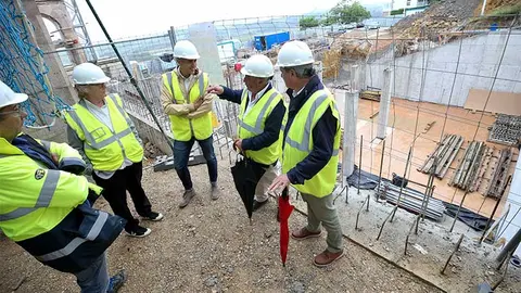 Visita a las obras de remodelaci&oacute;n del Palacio del Amo en Suances.